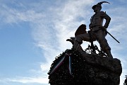 53 Al piazzale del Colle dei Roccoli monumento all'Alpino